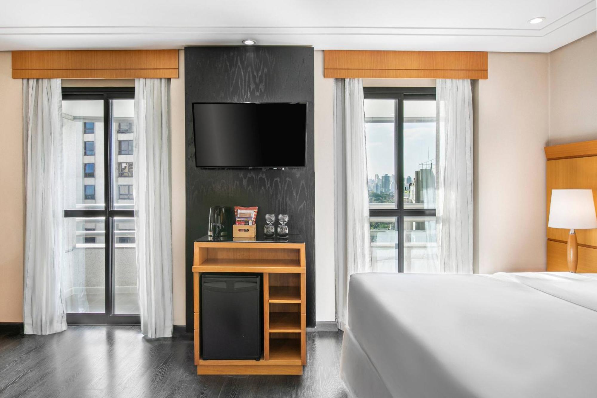 Quarto Deluxe com cama King-size e Varanda