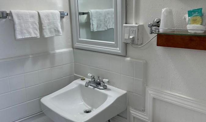 Queen Room w/Kitchen (Mountain View)