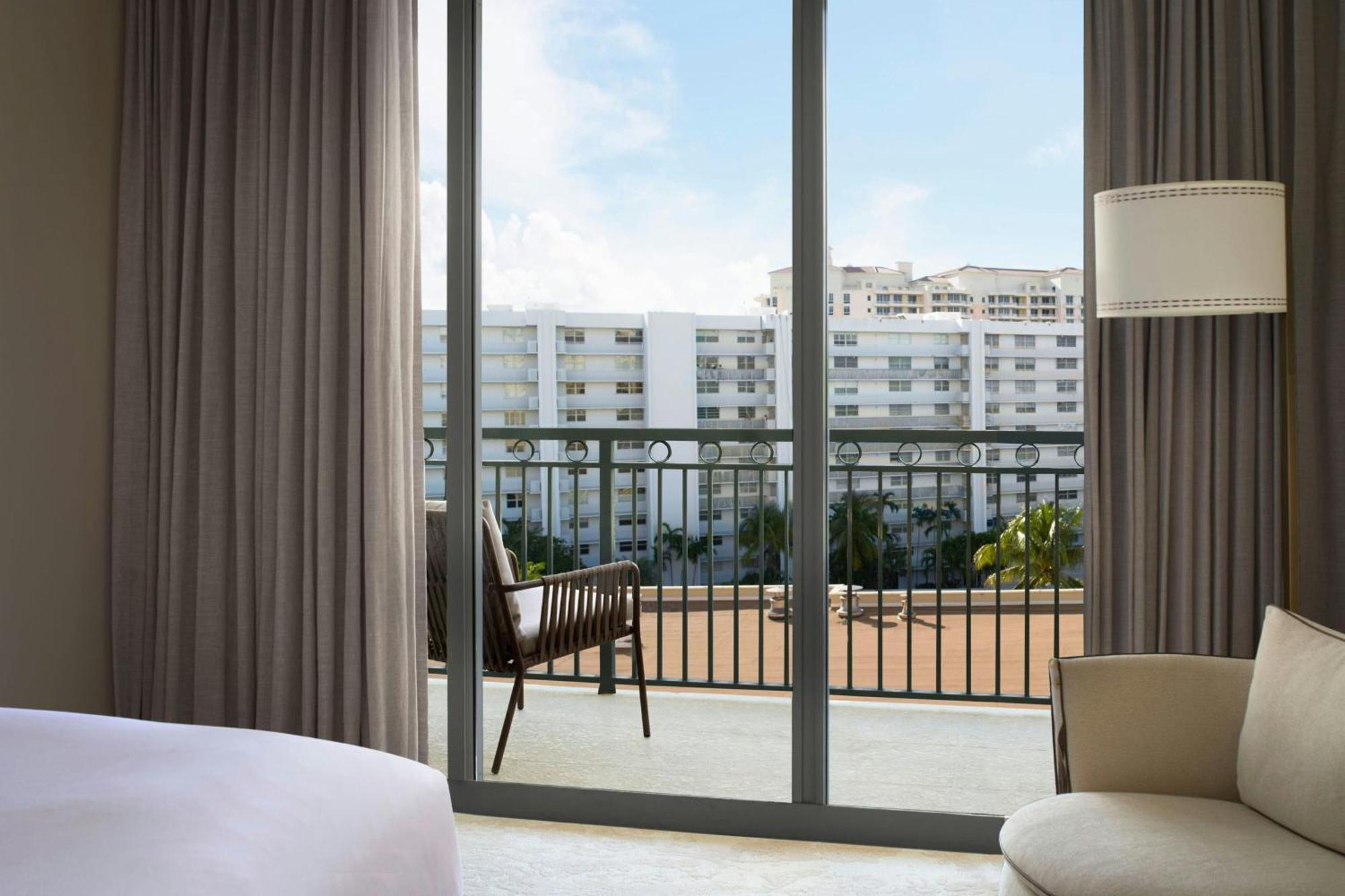 Zimmer mit 1 Kingsize-Bett und Blick auf das Resort
