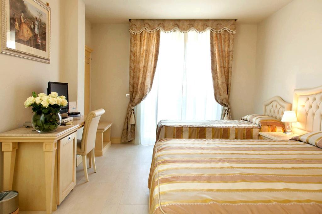 Classic Large Room with Balcony