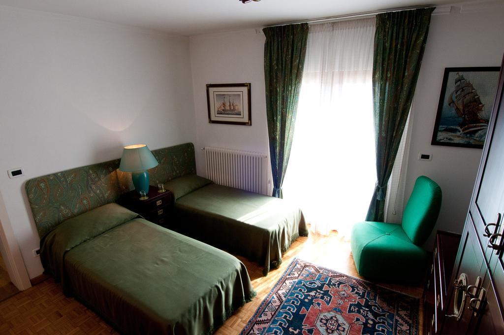 Camera Matrimoniale/Doppia con Letti Singoli con Terrazza e Bagno in Comune