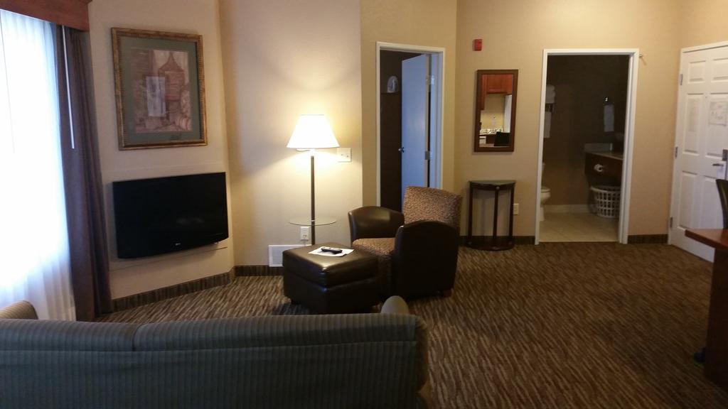 Deluxe Queen Suite