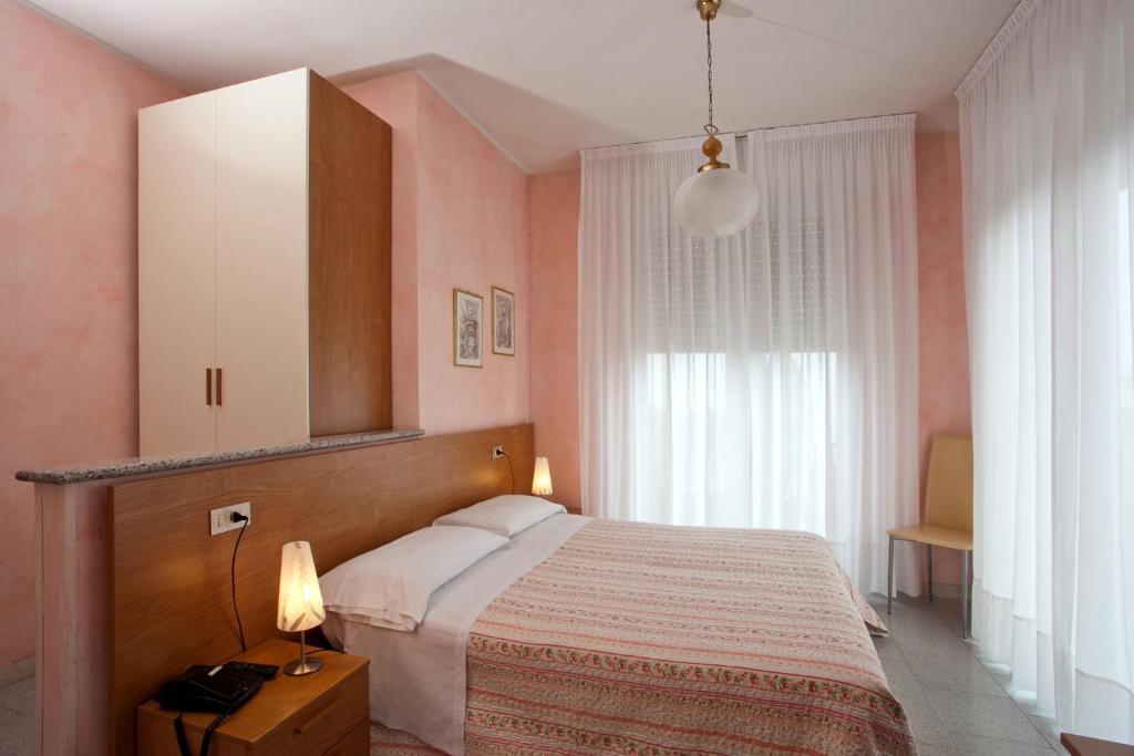 Quarto com 1 Cama de Casal ou 2 de Solteiro e Vista do Lago