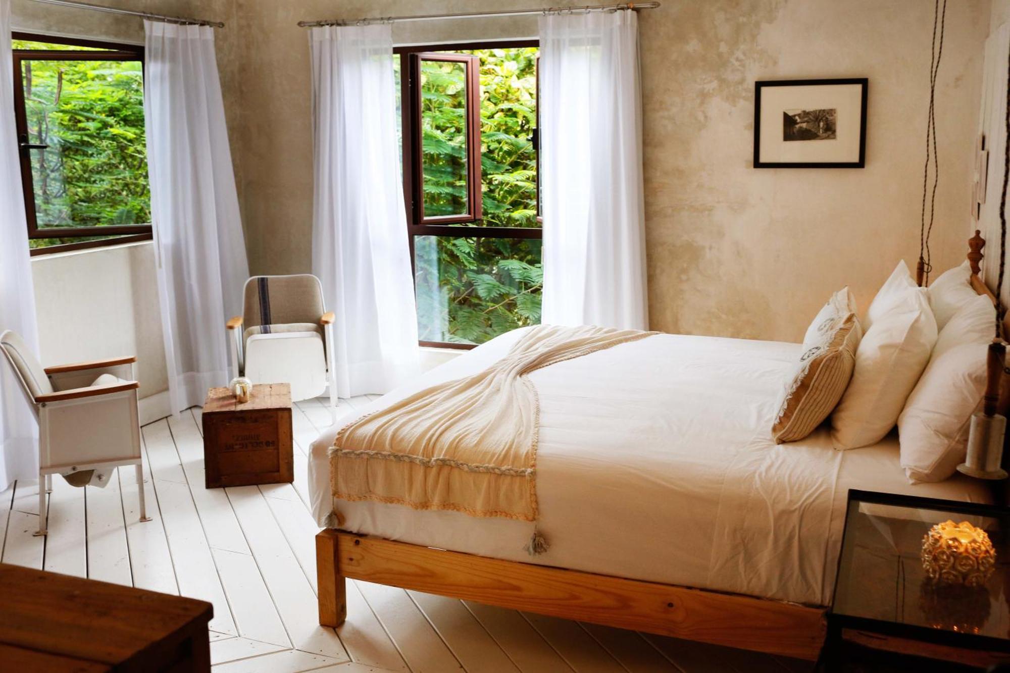 Habitación con cama extragrande.