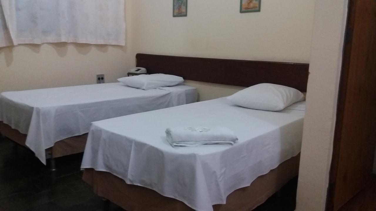 Quarto Econômico com 2 Camas de Solteiro