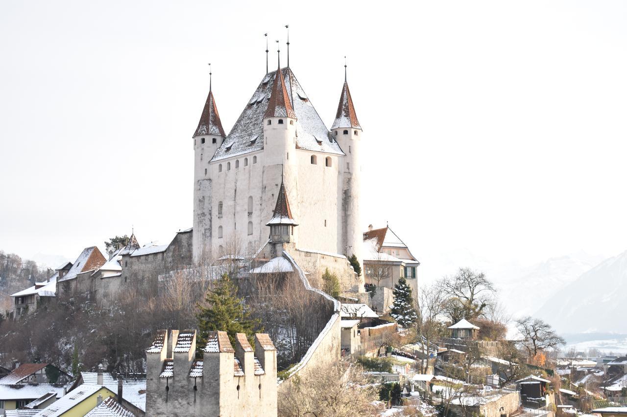 Zimmer mit Kingsize-Bett und Bergblick