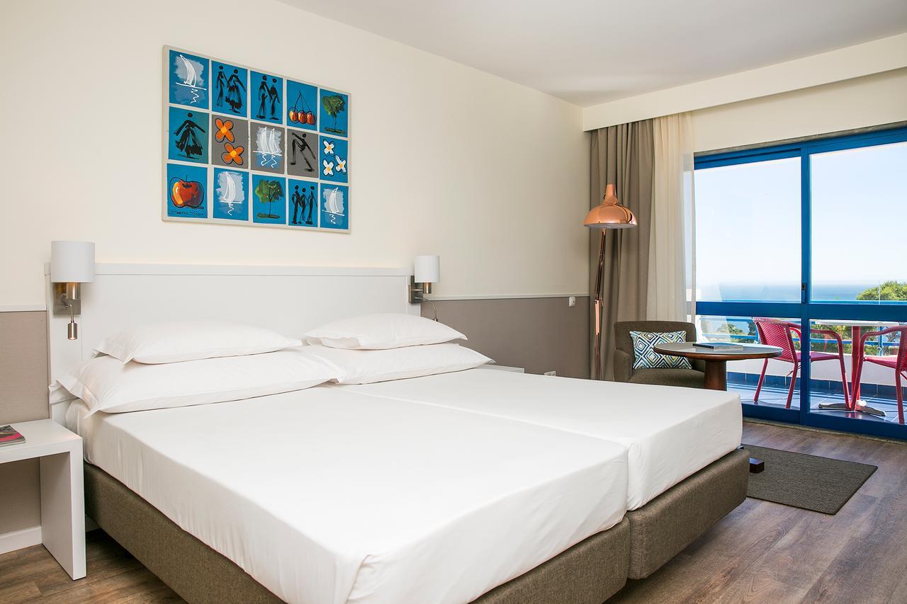 Quarto Deluxe com 2 Camas de Solteiro e Vista do Mar