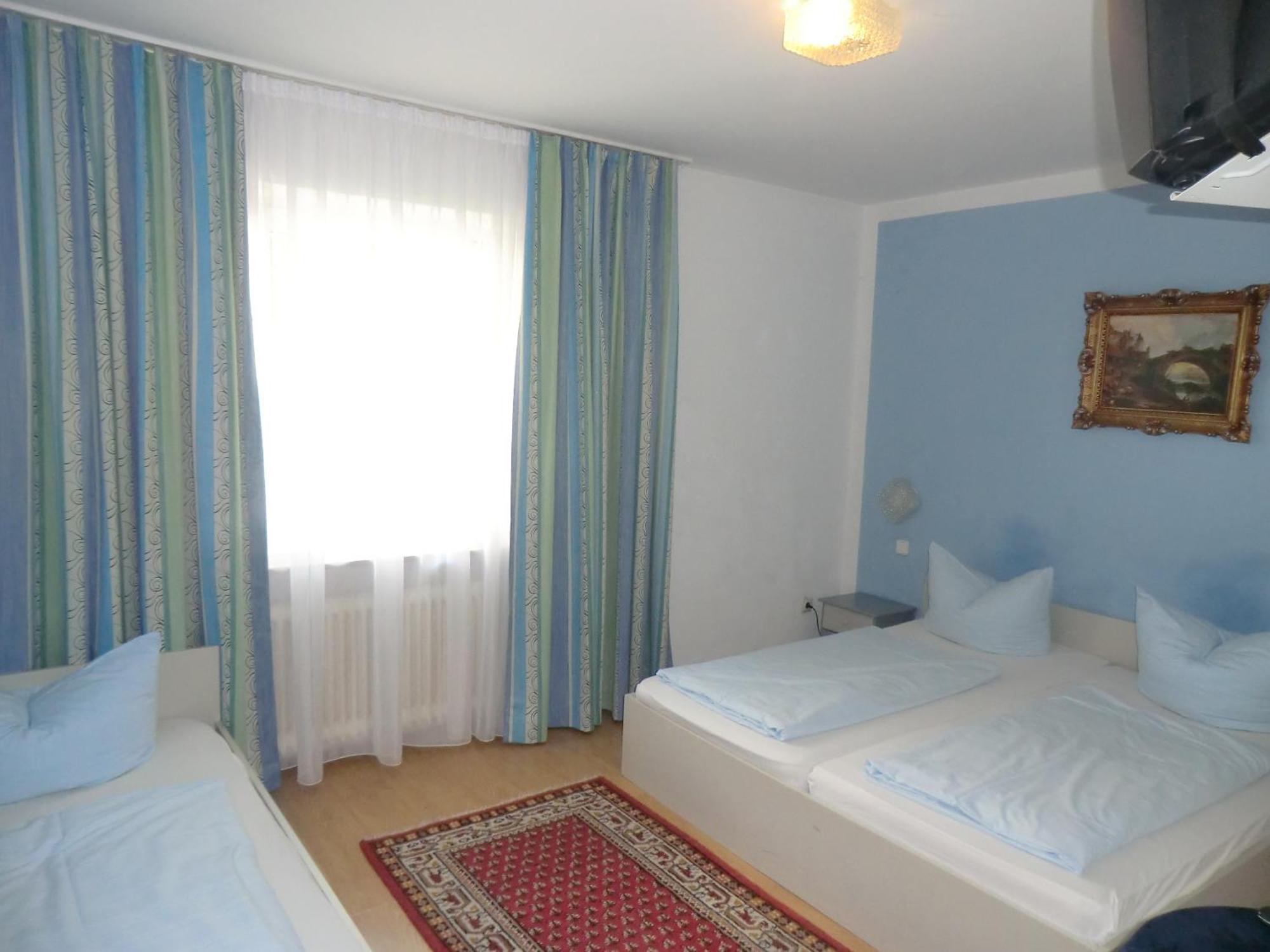 Habitación Triple con aseo compartido