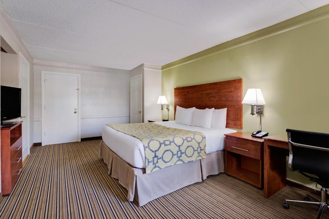 King Room with Roll-In Shower - Mobility/Hearing Accessible - Non-Smoking