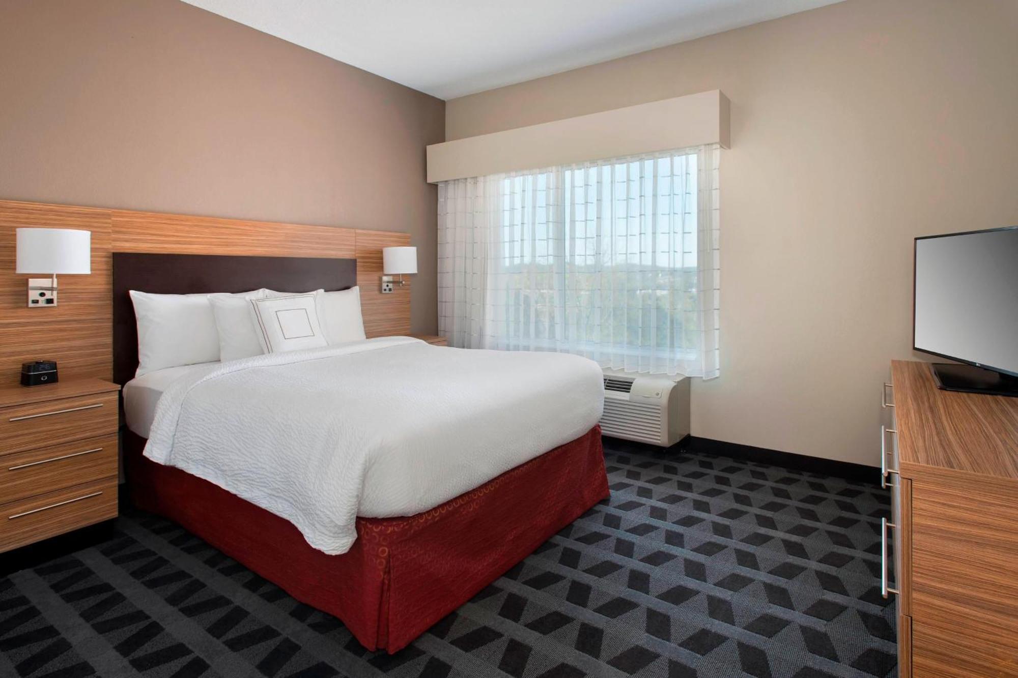 One-Bedroom Queen Suite