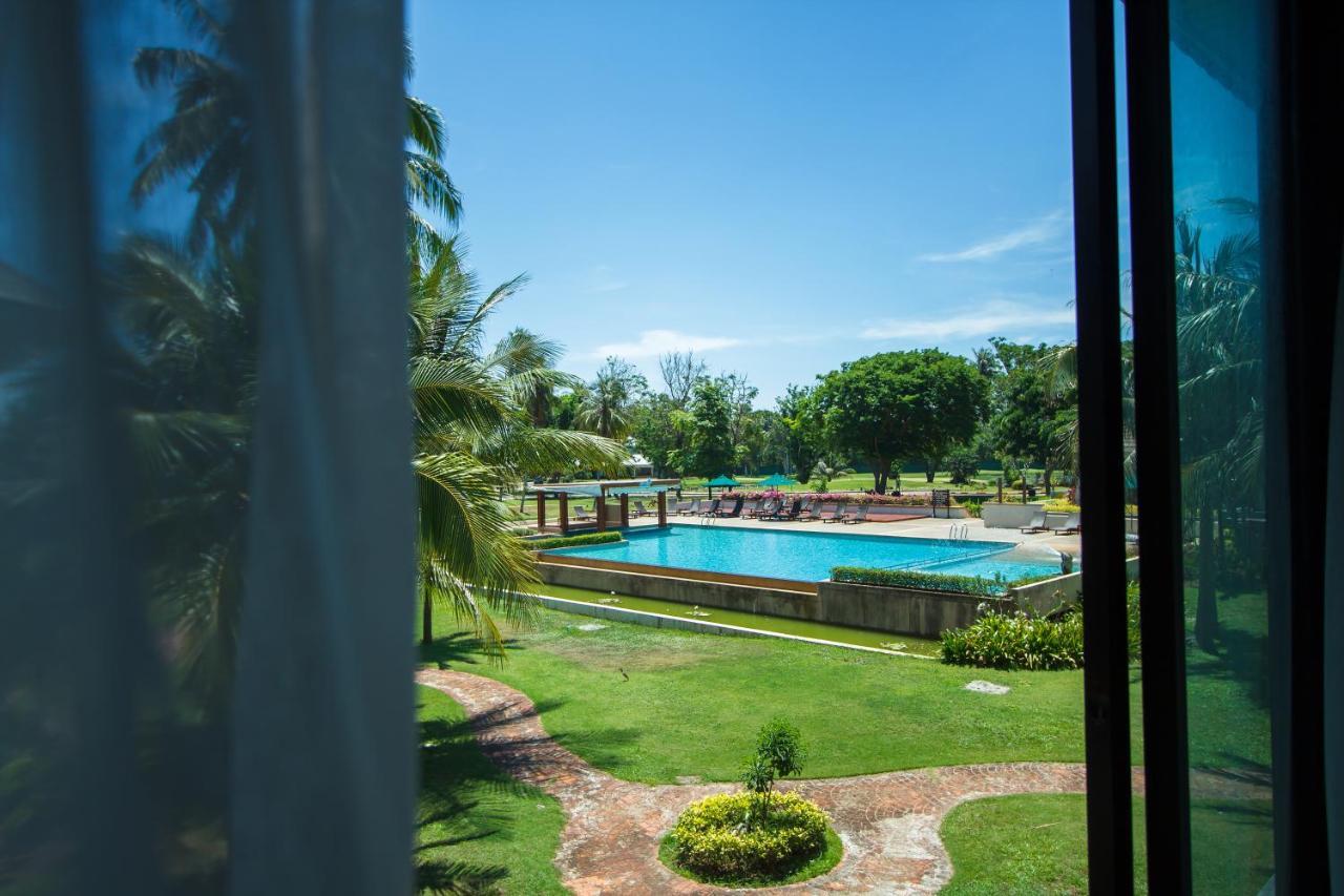 Superior King Room with Pool Side