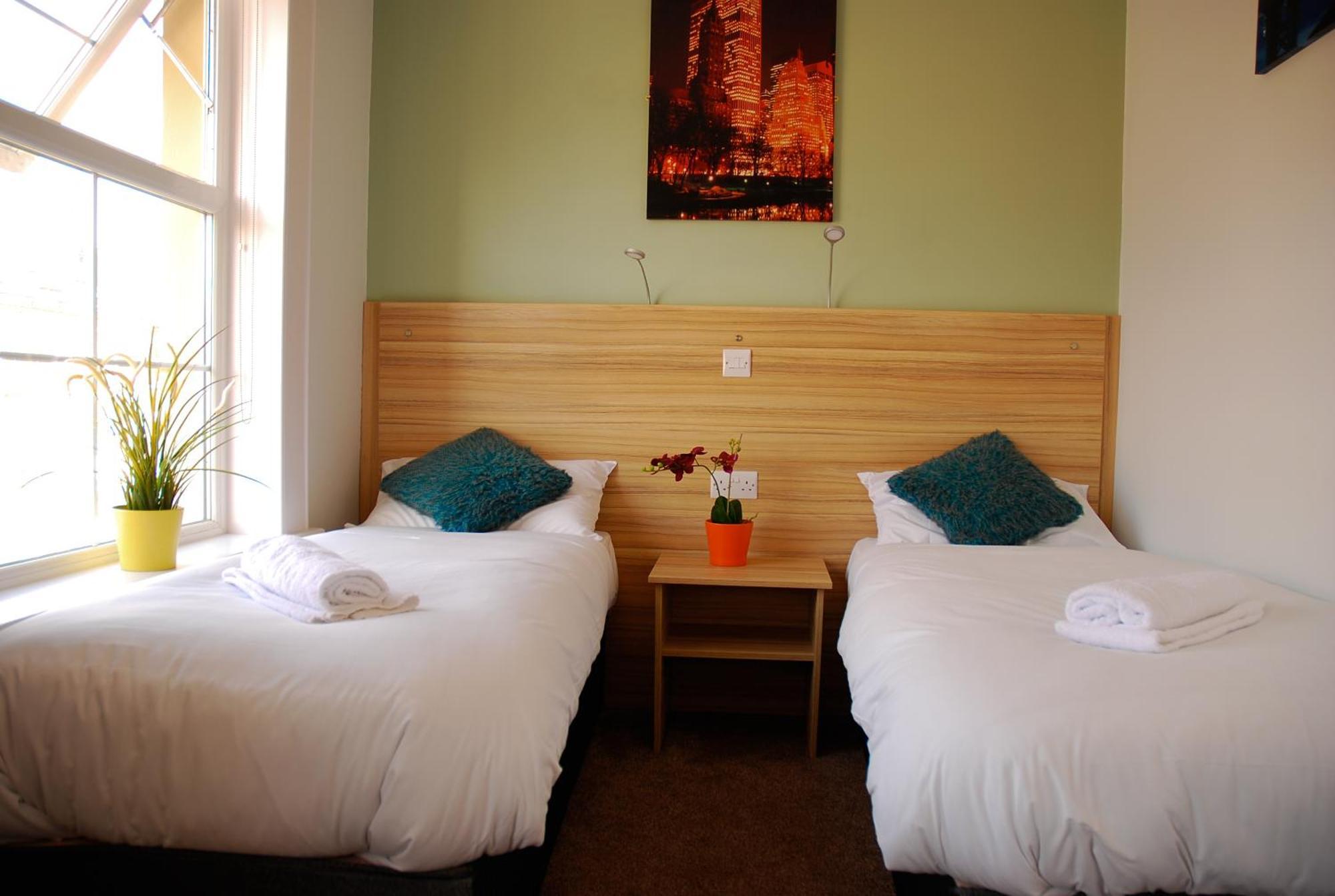 Quarto com 2 Camas de Solteiro e Banheiro Compartilhado