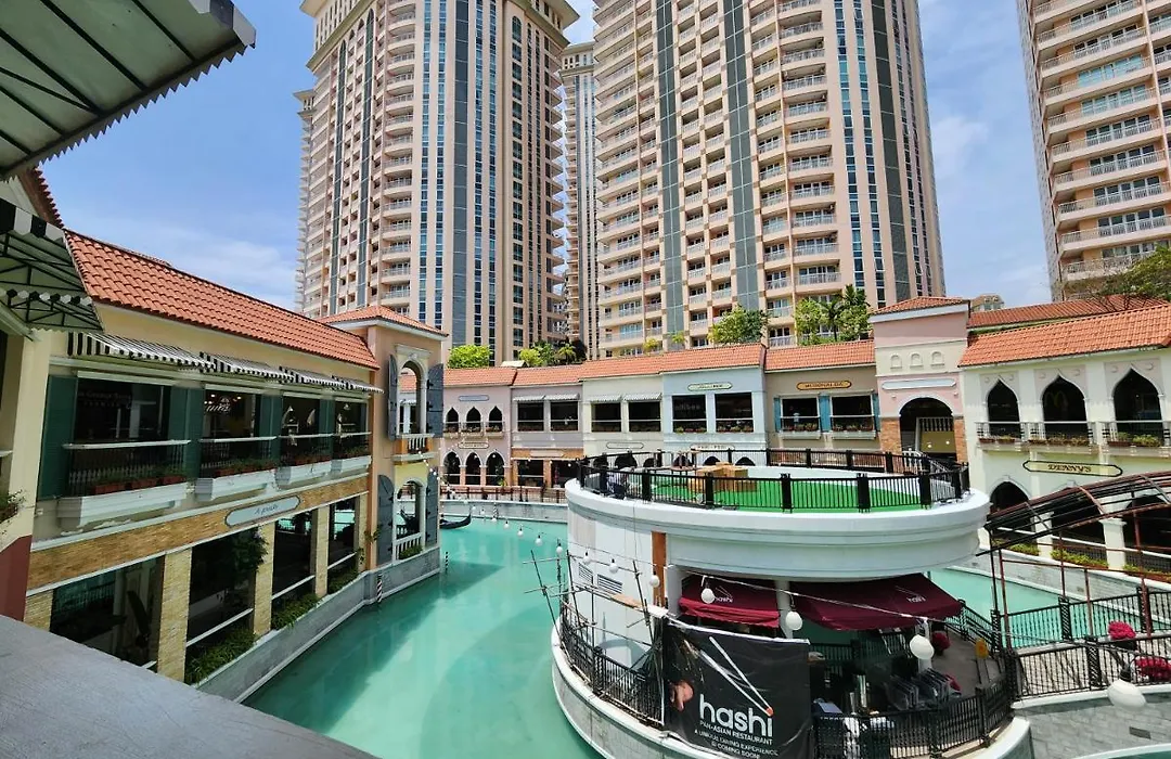 Venice Luxury: Family Suite with Mall Access and Pool-1