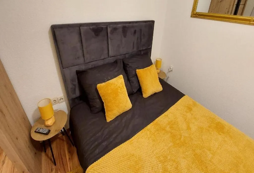 4 Colors Rooms, Cres-1