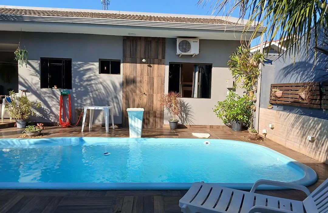 Edicula com um quarto banheiro e piscina e lazer-1