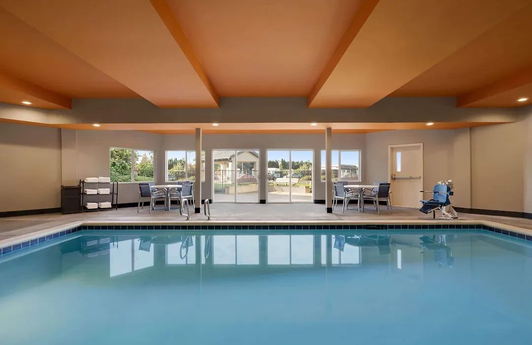 La Quinta Inn & Suites By Wyndham Springfield-1