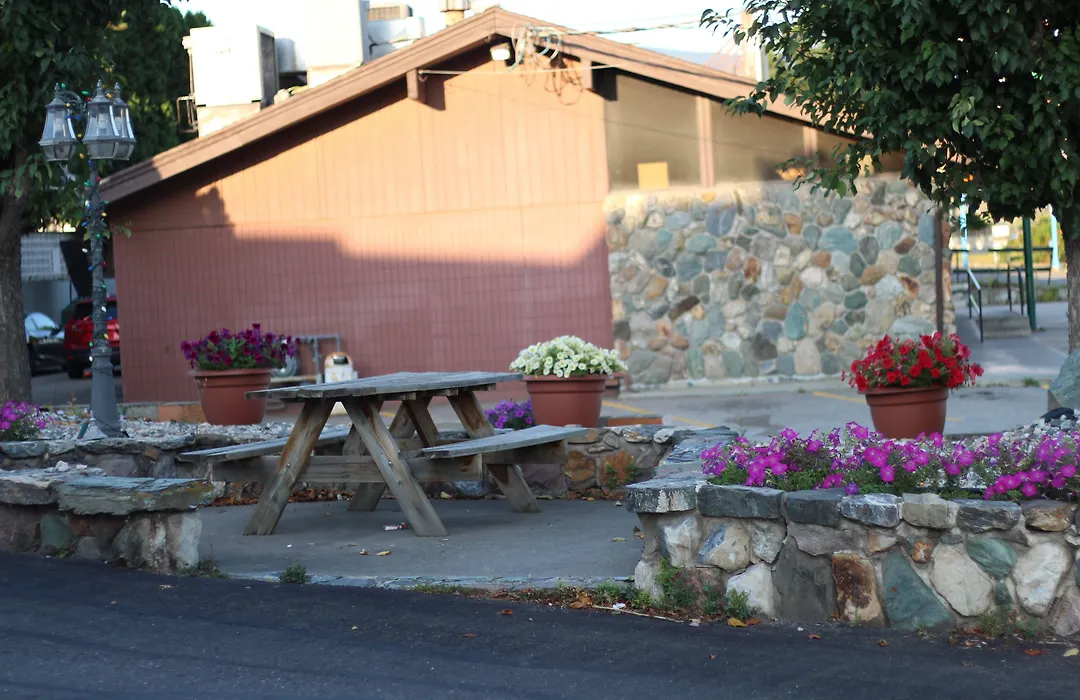 Best Budget Inn & Suites Kamloops-1