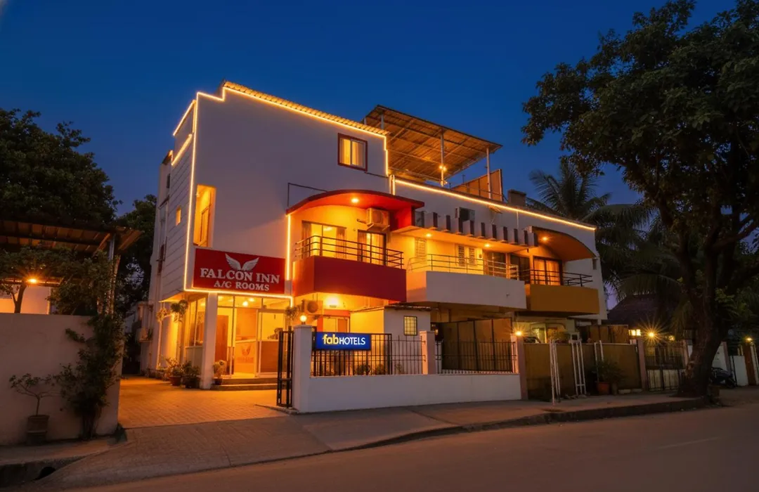 Fabhotel New Falcon Inn-1