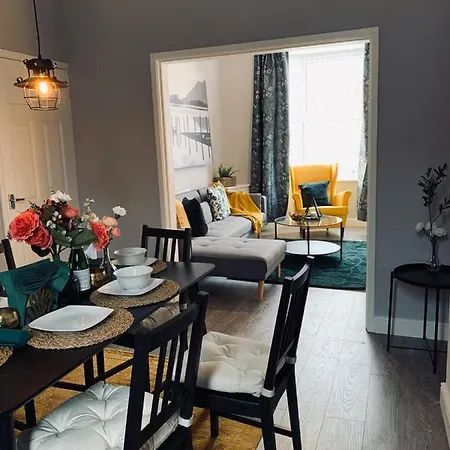 Stylish, Spacious & Luxurious Home - Parking-2