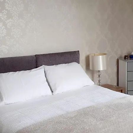 Queens Rooms-3
