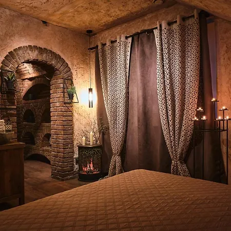 Sweet Poison Rooms-2