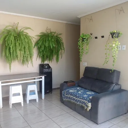 Edicula com um quarto banheiro e piscina e lazer-3