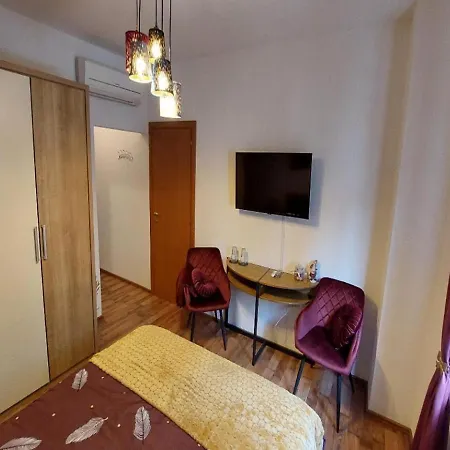 4 Colors Rooms, Cres-2
