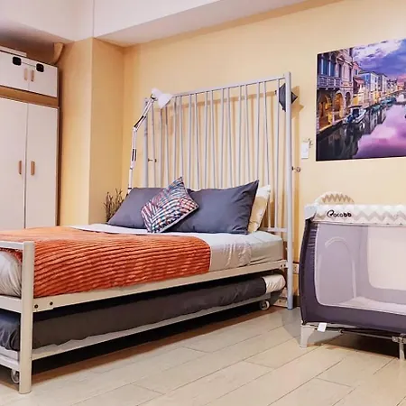 Venice Luxury: Family Suite with Mall Access and Pool-3