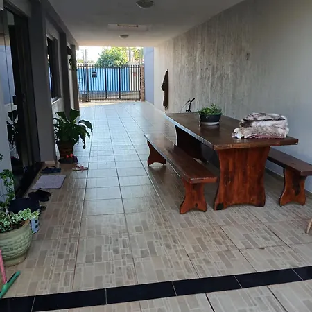 Edicula com um quarto banheiro e piscina e lazer-2