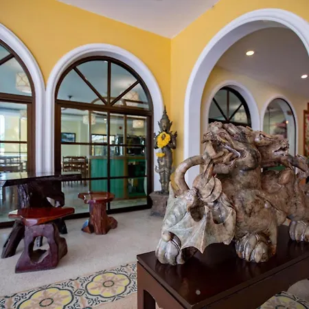 Royal Pineapple Hotel L A Welcome To Wealth And Good Fortune-2