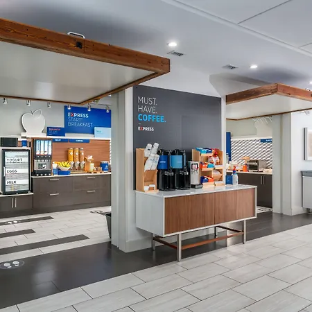 Holiday Inn Express & Suites - Brandon By Ihg-3