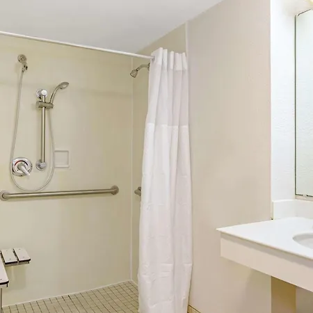 La Quinta Inn By Wyndham Orlando Airport West-3