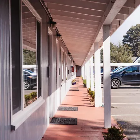 Tillicum Beach Motel - Formerly Deane'S Oceanfront Lodge-2