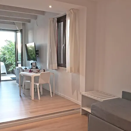 Four Rooms Guesthouse-3