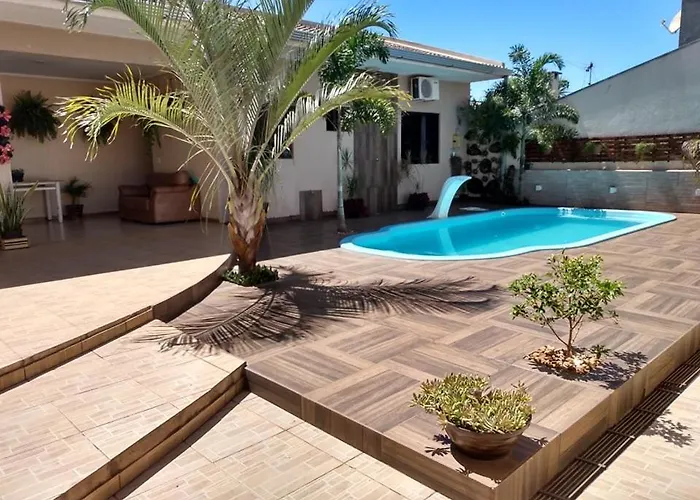 Edicula com um quarto banheiro e piscina e lazer