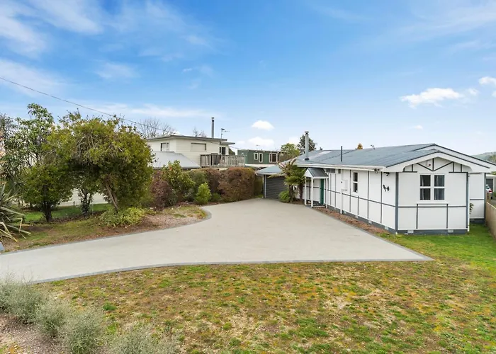 Kereru Lodge - Two Mile Bay Holiday Home Taupo