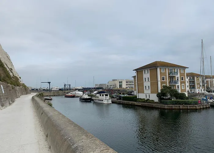 Sanctuary By The Sea Large Room Incl Bathroom, Direct Garden Access & Free Parking