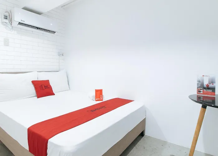 Reddoorz Plus At Bgc Near St Lukes