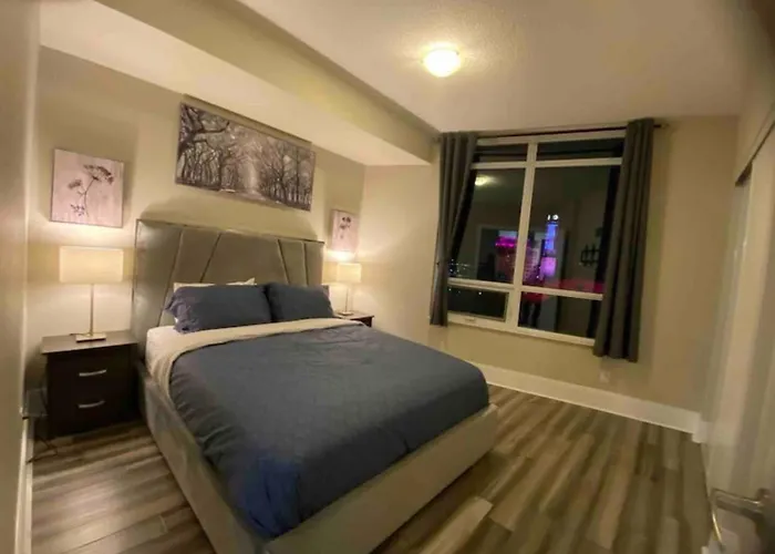 Luxurious 1 Bedroom Den, 1 Bath Condo Square One Mississauga