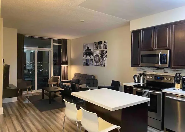 Luxurious 1 Bedroom Den, 1 Bath Condo Square One Mississauga