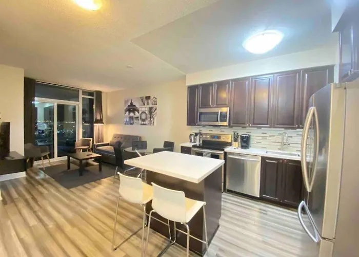 Luxurious 1 Bedroom Den, 1 Bath Condo Square One Mississauga
