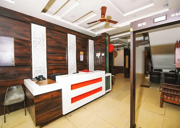 Hotel Lav Kush Deluxe " 3 Min Walking From New Delhi Railway Station "